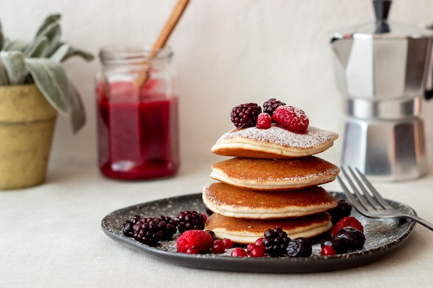 Panquecas com amoras, framboesas e groselhas. cozinha americana.