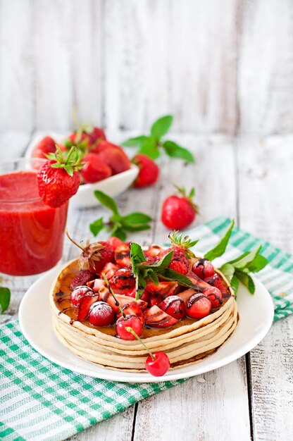 Panquecas com bagas e smoothie de morango em estilo rústico