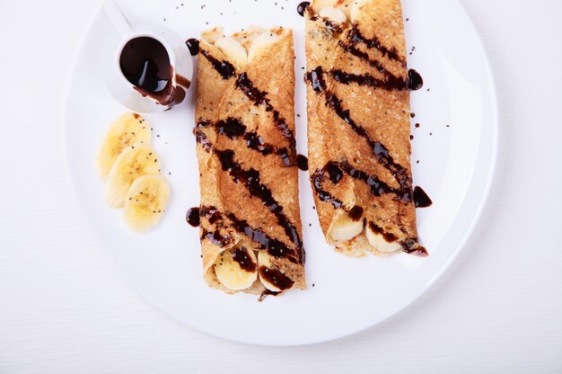 Panquecas com banana e cobertura de chocolate