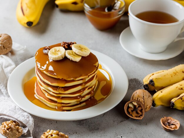 Panquecas com banana e nozes e caramelo para o pequeno-almoço