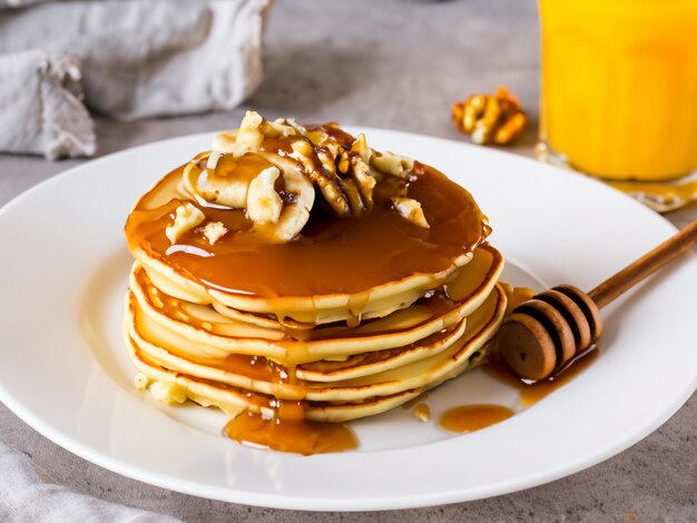 Panquecas com banana e nozes e caramelo para o pequeno-almoço