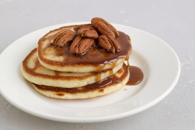 Panquecas com calda de caramelo e nozes.