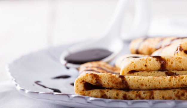 Panquecas com calda de chocolate