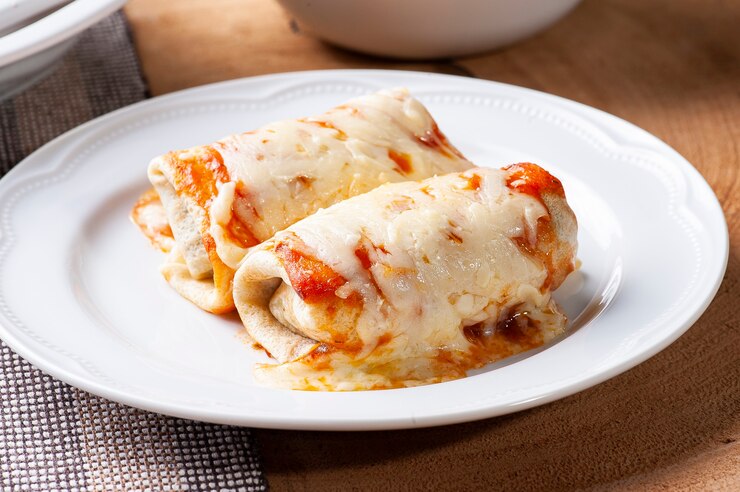 Foto panquecas com carne, ao molho de tomate e queijo
