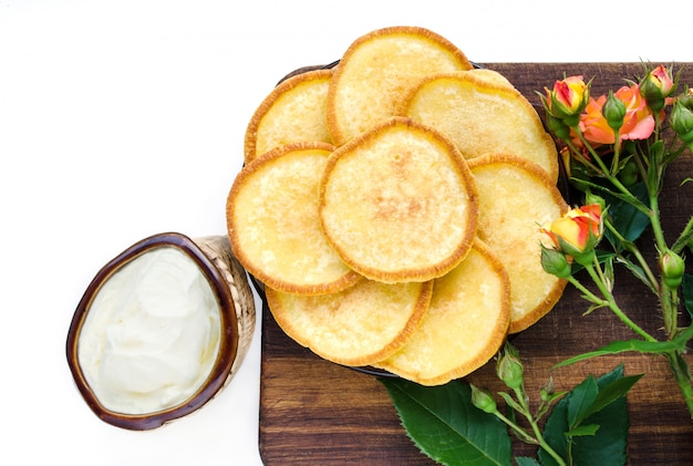 Panquecas com creme de leite decorado com flor rosa.