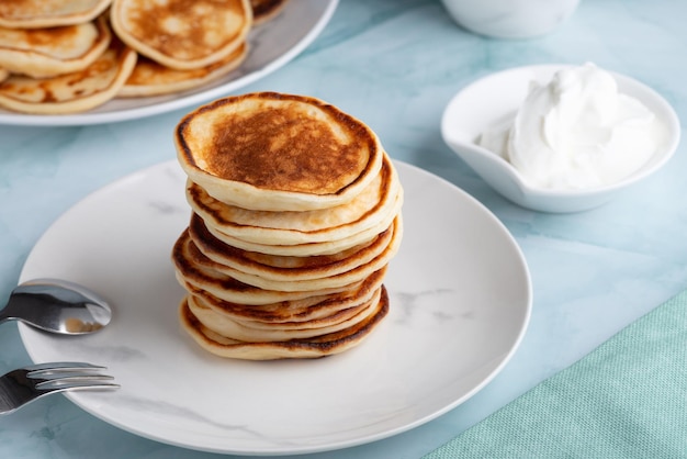 Panquecas com creme de leite na mesa verde