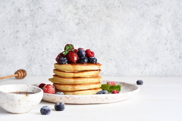 Panquecas com frutas vermelhas e xarope de bordo