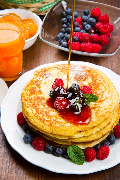 Panquecas com frutas vermelhas e xarope de bordo