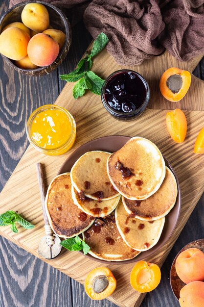 Panquecas com geléia, damasco e hortelã. deliciosa sobremesa no café da manhã.