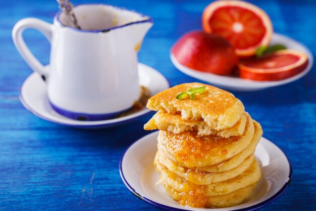 Foto panquecas com geléia de laranja