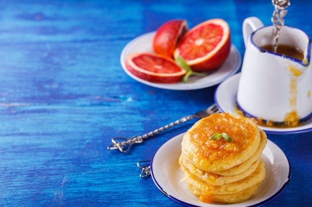 Panquecas com geléia de laranja