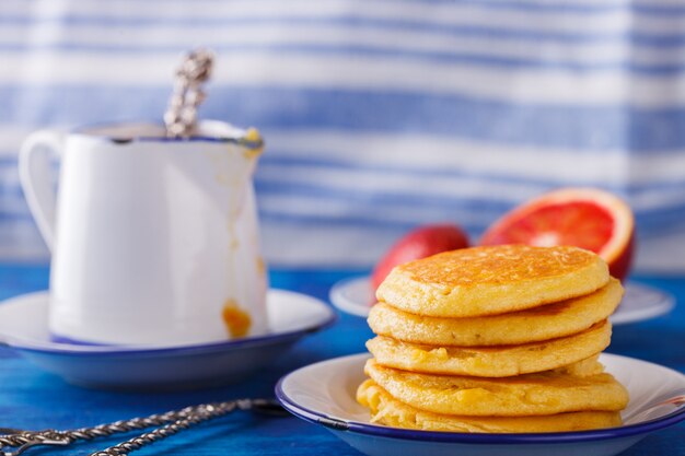 Panquecas com geléia de laranja.