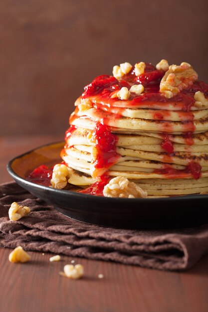 Panquecas com geléia de morango e nozes. sobremesa saborosa