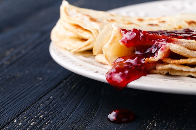 Panquecas com geléia e frutas em um prato