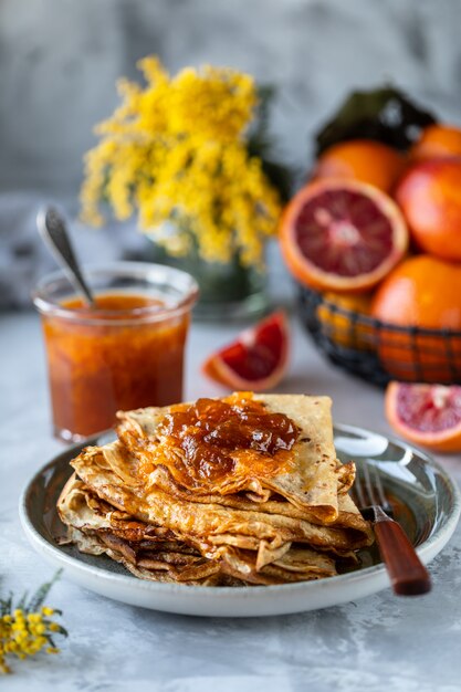 Panquecas com geléia ou geléia de laranja vermelha.