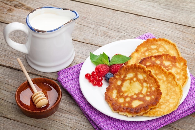 Panquecas com leite de framboesa mirtilo e calda de mel