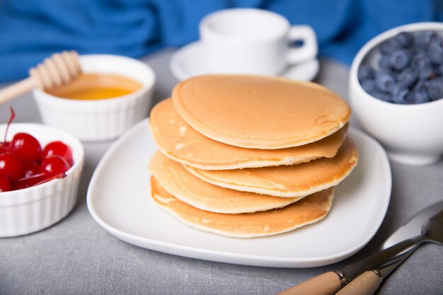 Panquecas com mirtilos, cerejas e mel