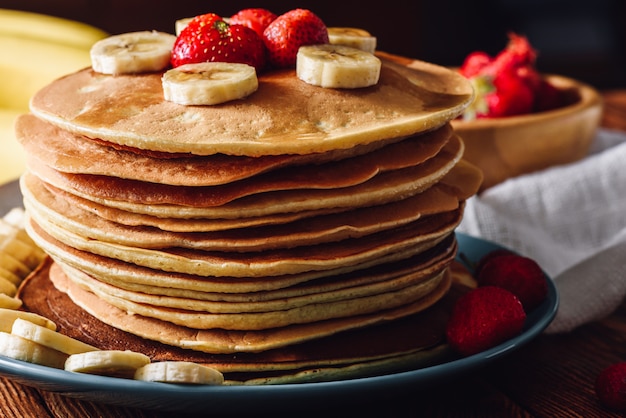 Panquecas com morangos e banana