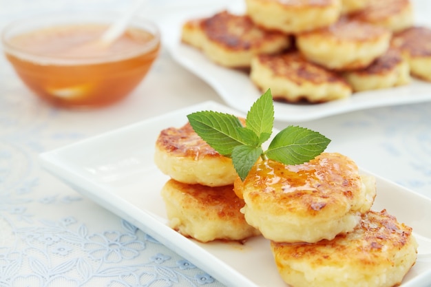 Panquecas com o queijo com a geléia de damasco