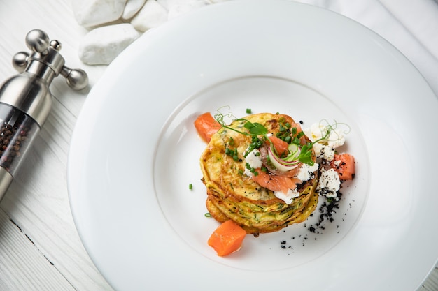 Panquecas com salmão, queijo, ervas