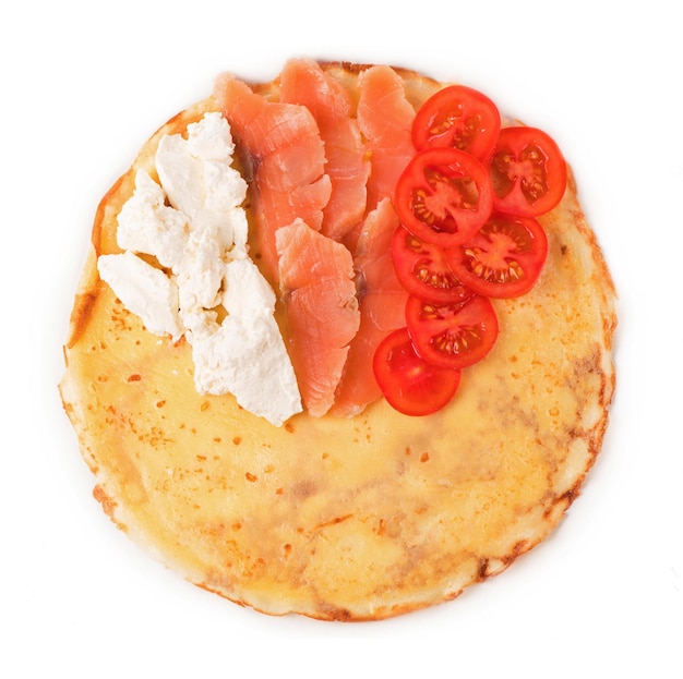 Panquecas com salmão, tomate e cream cheese no fundo branco