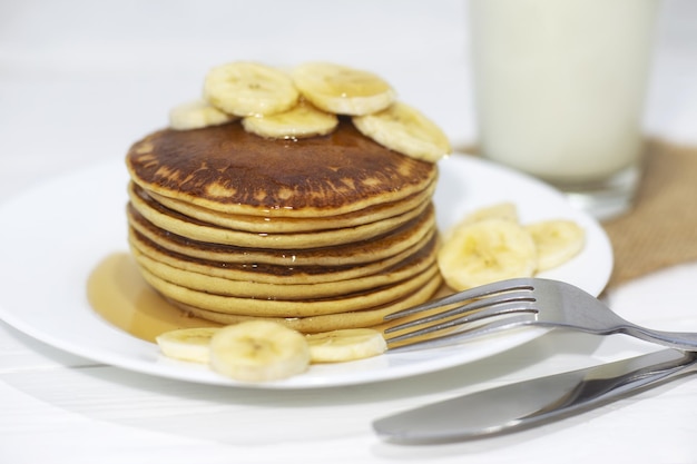 Panquecas com xarope de bordo e bananas