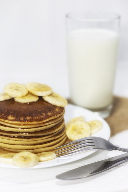 Panquecas com xarope de bordo e bananas