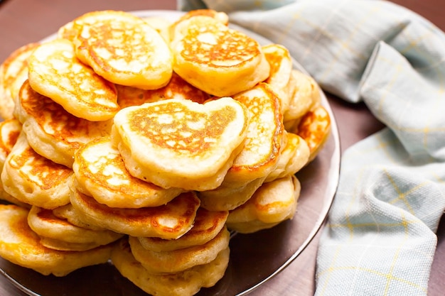 Panquecas coradas em um prato transparente Café da manhã de produtos alimentícios