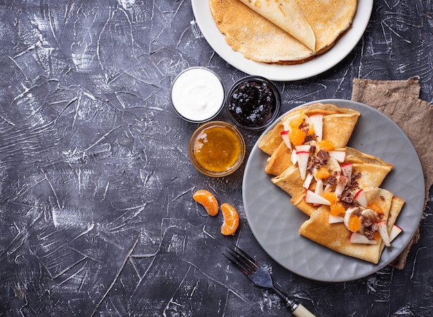 Panquecas crepes com diferentes frutas e chocolate