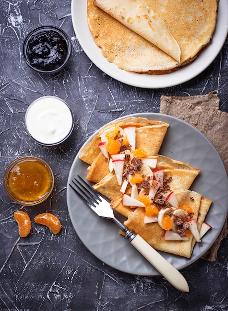 Panquecas crepes com diferentes frutas e chocolate