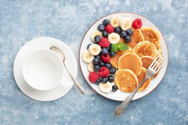 Panquecas da dieta Keto ou farinha de amêndoa servidas com frutas