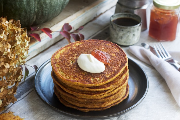 Panquecas de abóbora com creme e geléia