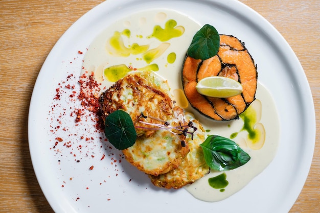 Panquecas de abóbora com peixe Prato de frutos do mar