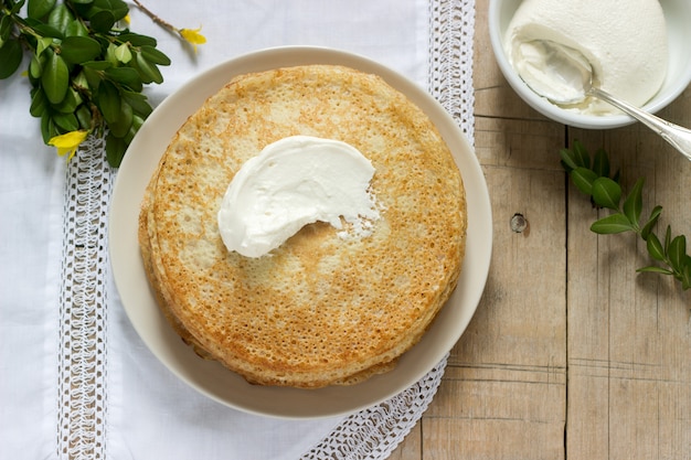 Panquecas de arrastão delicadas com creme de leite.