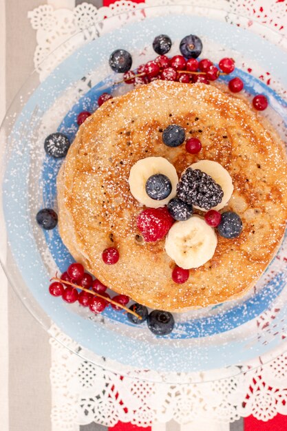 Panquecas de aveia e banana com frutas