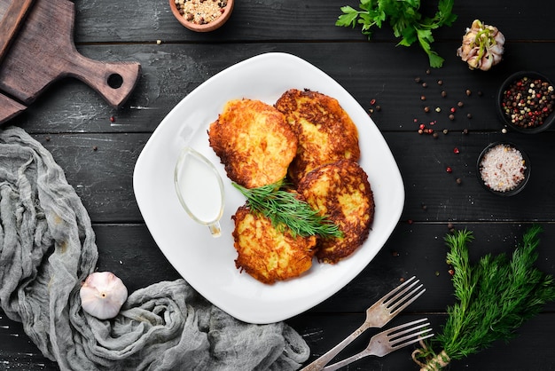 Panquecas de batata com creme azedo Cozinha tradicional ucraniana Vista superior Espaço livre para o seu texto Estilo rústico