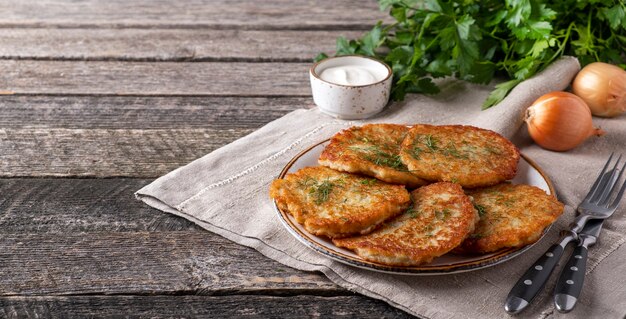 Panquecas de batata com creme de leite. copie o espaço