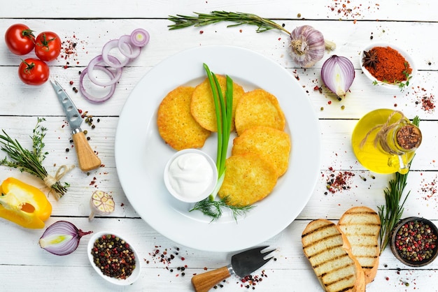 Panquecas de batata com creme de leite e cebola Vista superior Espaço livre para o seu texto