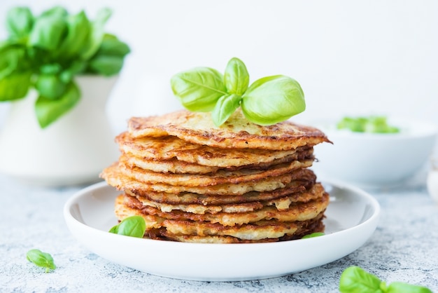 Panquecas de batata com ervas e creme de leite, cozinha russa e bielorrussa, close-up