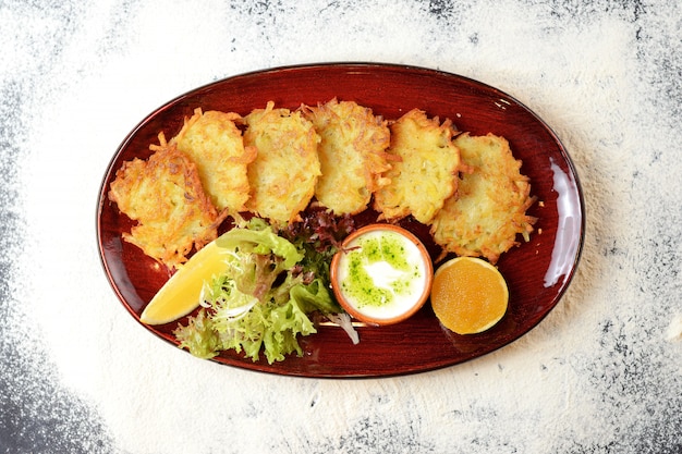 Panquecas de batata com molho, limão e alface