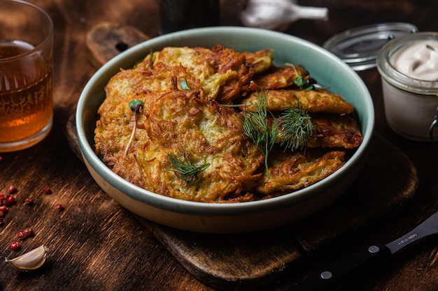 Panquecas de batata em uma tigela. Draniki.