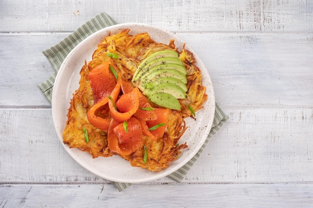 Panquecas de batata frita com salmão e creme azedo roesti crosta crocante dourada Café da manhã tradicional com comida deliciosa