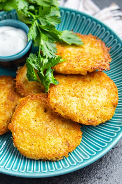 Panquecas de batata haxixe de vegetais bolinhos de draniki marrom segundo prato comida vegetariana fresca refeição