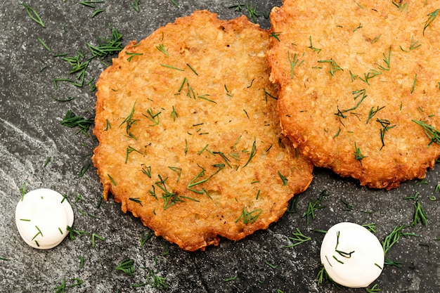 Panquecas de batata, molho no fundo escuro, menu de café, comida eslava nacional simples