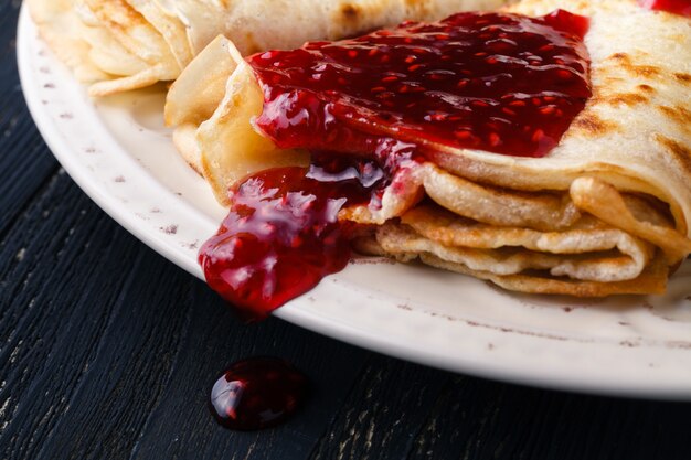 Panquecas de blini russo e geléia de baga. Maslenitsa é um feriado tradicional eslavo oriental