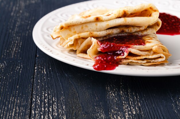 Panquecas de blini russo e geléia de baga. Maslenitsa é um feriado tradicional eslavo oriental