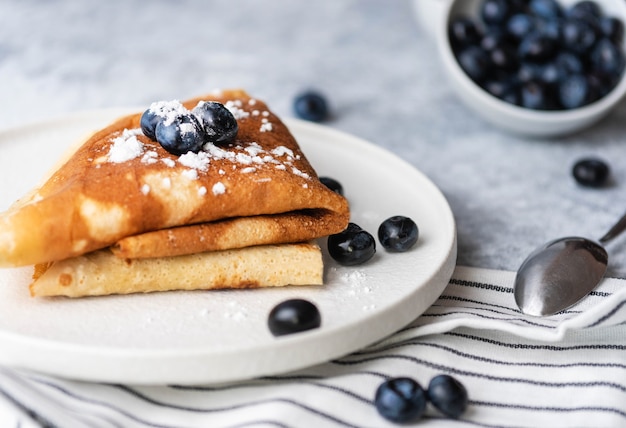 Panquecas de café da manhã com açúcar e blueberr