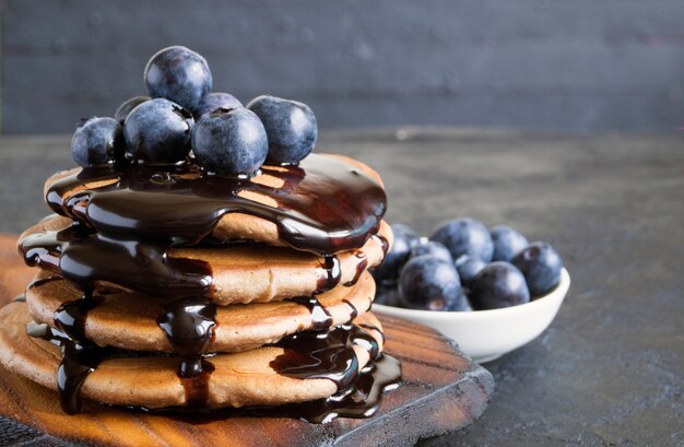 Panquecas de chocolate caseiras com calda de chocolate.