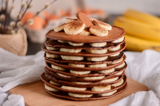 Panquecas de chocolate com bananas no topo.