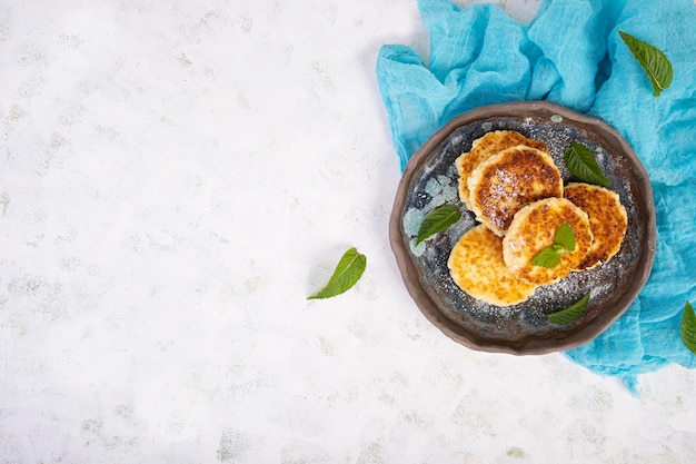 Foto panquecas de coalhada doce com menta panquecas de queijo cottage ou syrniki